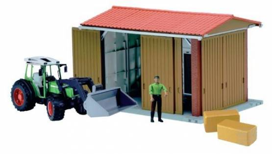 BRUDER 62620 Bworld stodola s traktorem Fendr 209, muž a příslušenství